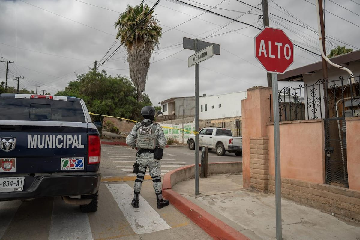 Las víctimas fueron localizadas debajo de un colchón en un predio ubicado frente a una escuela secundaria. La Fiscalía inició las investigaciones del caso. Foto: Cortesía