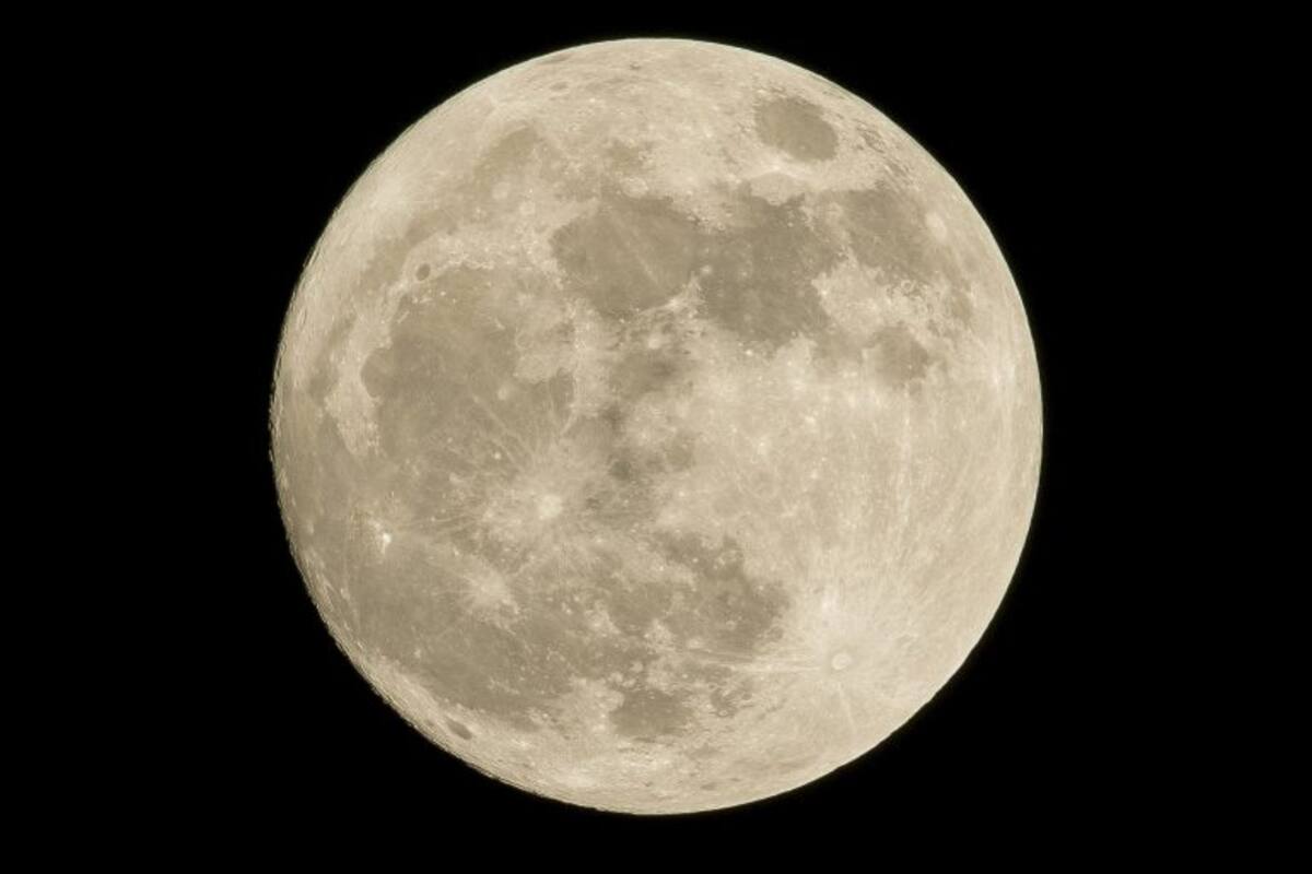 La luna pierde agua, 200 toneladas al año debido a meteoritos
