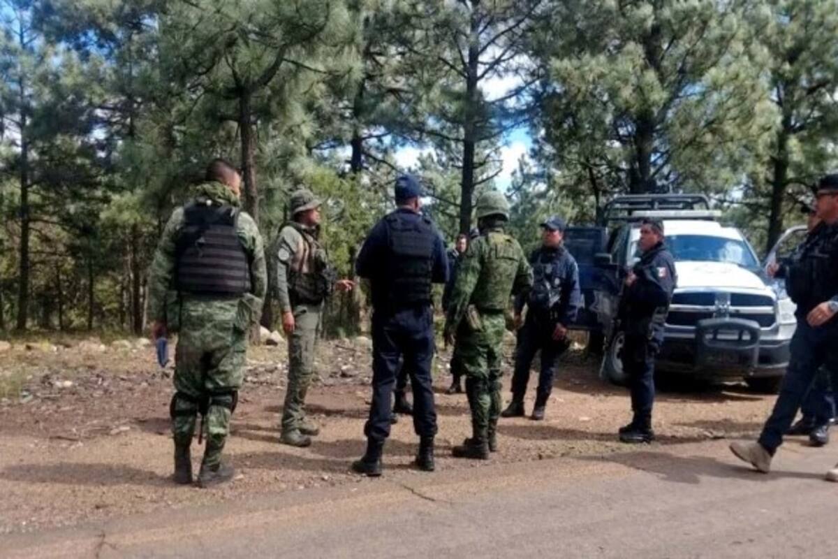 Comando armado incendia viviendas y vehículos en Chihuahua