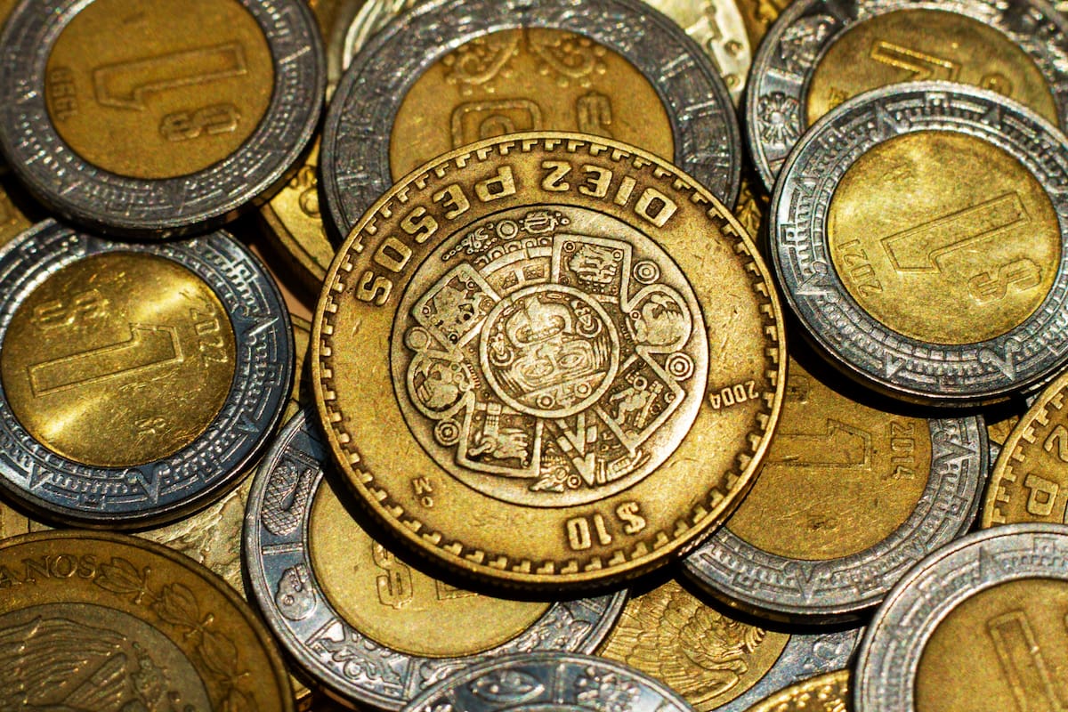 La Condusef advierte que ahorrar solo lo que sobra después de cubrir todos los gastos de la quincena es una mala estrategia. | Foto: Magnific