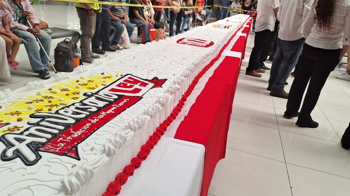 Con pastel de 12 metros, botanas, refrescos, leche y una convivencia, Casa Ley celebró su 71 aniversario en la sucursal ubicada en Plaza Cachanilla.l Foto: Said Morones