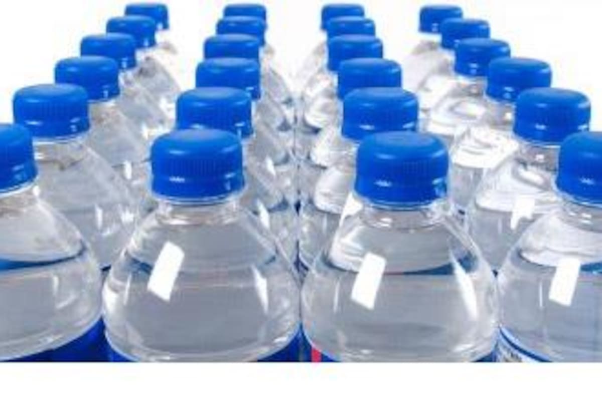 ¿Cuántas botellas de plástico usas al año sin notarlo? El consumo cotidiano que se acumula y deja una huella ambiental invisible, según expertos