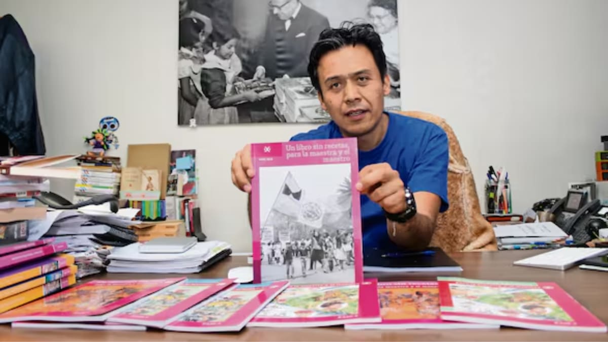 Marx Arriaga firmó 105 plazas docentes antes de su destitución como director general de Materiales Educativos de la SEP, efectiva el 16 de febrero, según oficio oficial