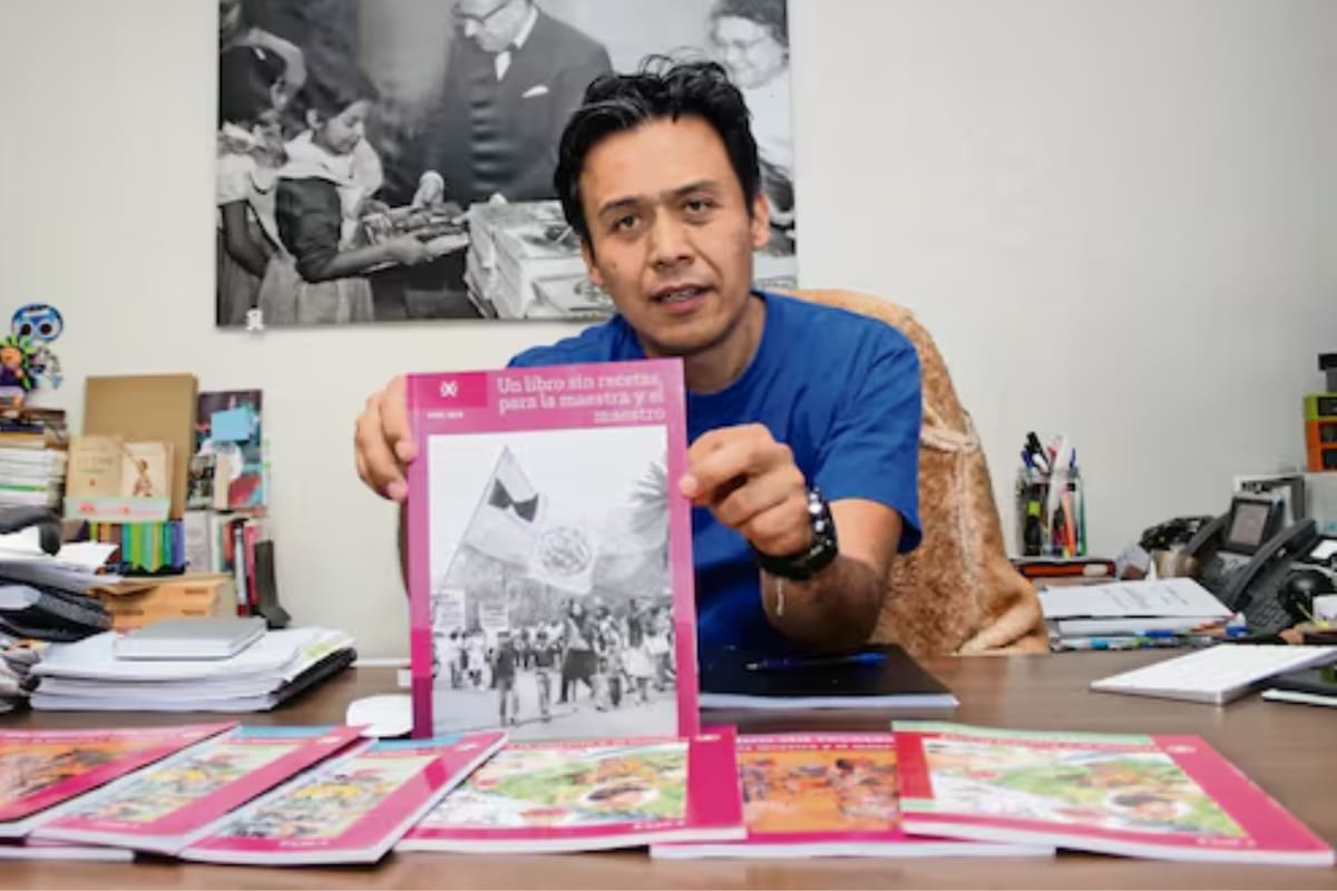 Marx Arriaga firmó 105 plazas docentes antes de su destitución como director general de Materiales Educativos de la SEP, efectiva el 16 de febrero, según oficio oficial