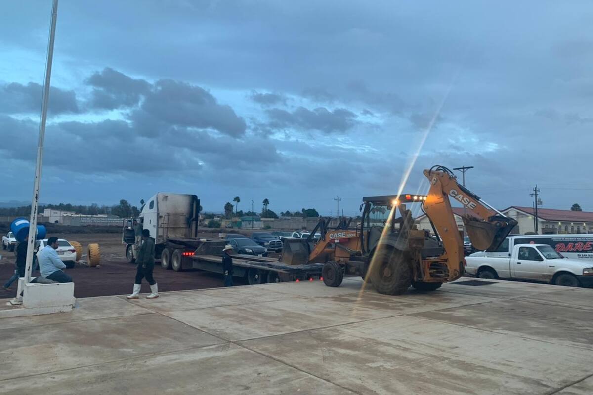 Constructores participan en la reparación de vialidades tras paso de “Kay”