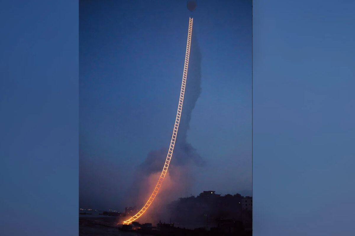 Artista crea “escalera al cielo” en honor de su abuela y conmueve a millones en impactante VIDEO