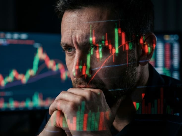 Ocho grandes operadores de criptomonedas pasaron de ganancias millonarias a la ruina total tras operar con apalancamiento extremo en Hyperliquid, donde la volatilidad del mercado entre 2025 y 2026 borró fortunas en cuestión de horas