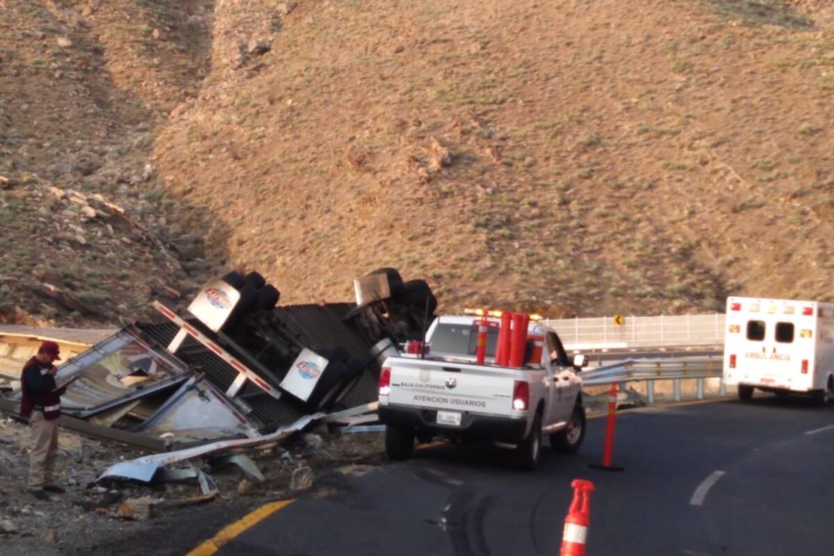 Un muerto y dos heridos tras volcadura de un camión