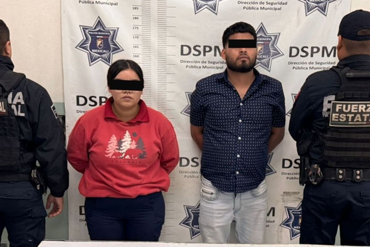 Asaltan a comerciante en Plaza Galerías; los persigue y caen