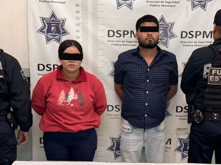 Asaltan a comerciante en Plaza Galerías; los persigue y caen