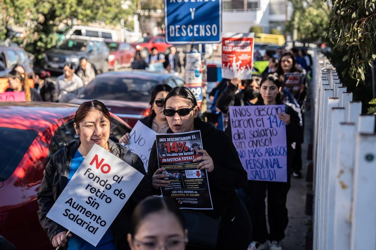 Trabajadores de enfermería expresaron su inconformidad al señalar bajos salarios, falta de prestaciones y un descuento aplicado sin previo aviso en la primera catorcena. Foto: BorderZoom