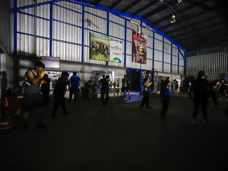 Entrena a oscuras en el gimnasio de boxeo el Cóndor por falta de electricidad