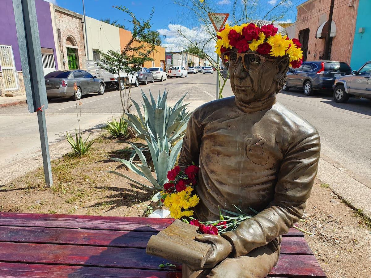 Estatua del famoso poeta Abigael Bohórquez que se ubica en la glorieta del Centro Histórico de Hermosillo, que fue adornada por el aniversario de su natalicio. FOTO: BANCO DIGITAL