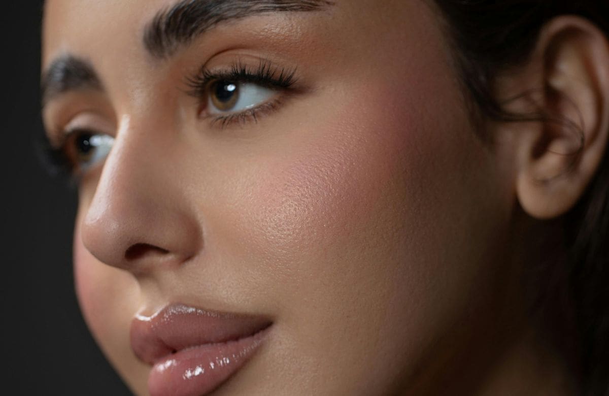 Cómo difuminar el bronceador con las manos para un acabado más natural | Foto: Especial (canva)