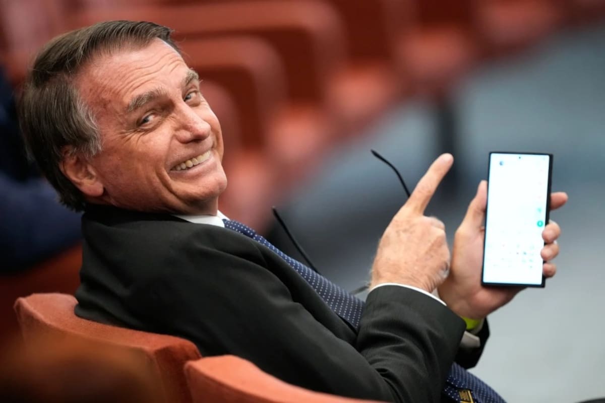 El expresidente brasileño Jair Bolsonaro muestra su teléfono celular durante su juicio ante la Corte Suprema mientras él y otros enfrentan cargos por un supuesto intento de golpe de Estado para mantenerlo en el cargo después de su derrota electoral de 2022, en Brasilia, Brasil, el martes 10 de junio de 2025. | Crédito: AP/Eraldo Peres
