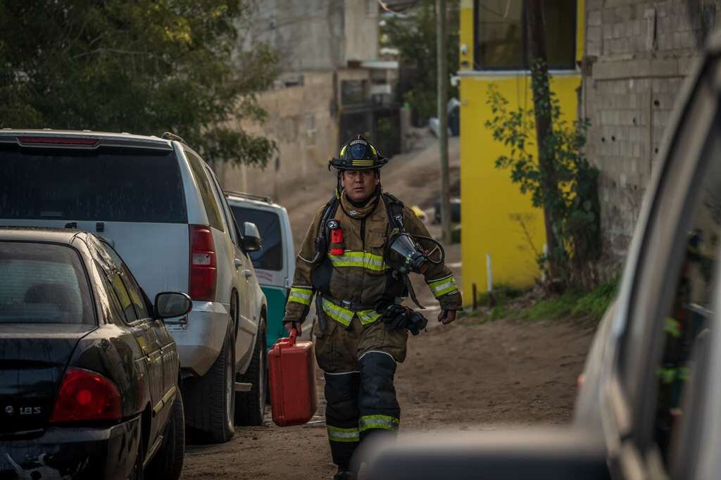 Un boiler provocó un incendio; bomberos rescataron a un hombre atrapado sin requerir hospitalización. Foto: Border Zoom