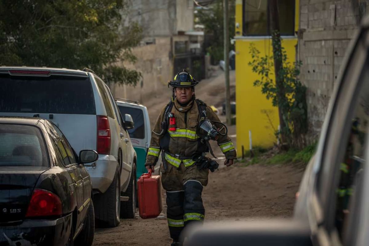 Un boiler provocó un incendio; bomberos rescataron a un hombre atrapado sin requerir hospitalización. Foto: Border Zoom