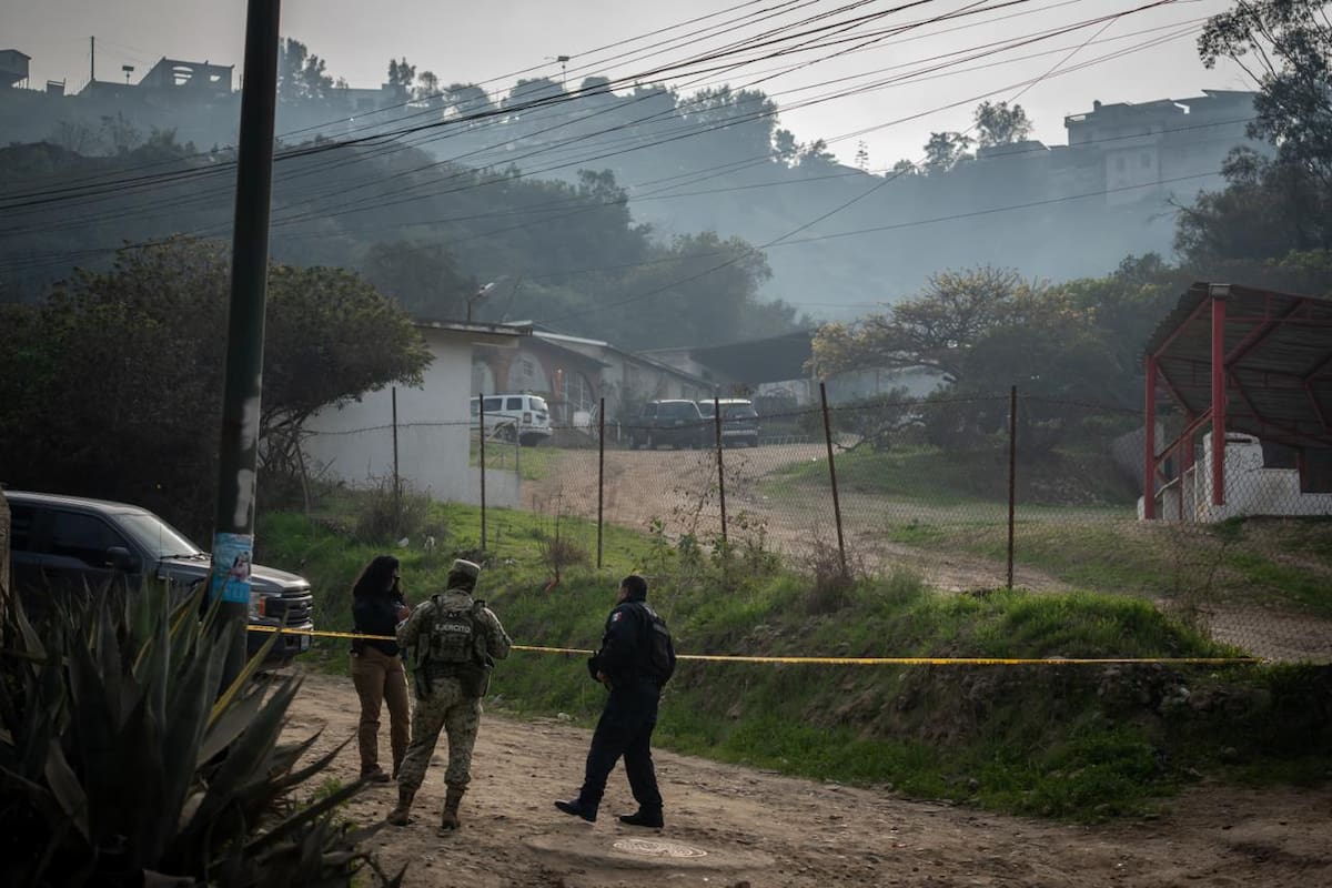 El cuerpo de una persona con evidentes huellas de violencia fue localizado al interior de una bolsa negra, atado de pies y manos, envuelto en una cobija y con la cabeza cubierta con cinta adhesiva.
Foto: Border Zoom