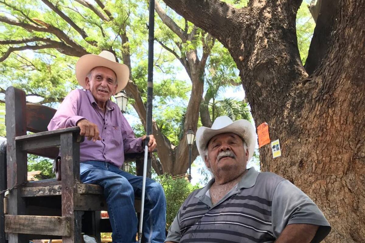 Don "Chente" les bolea y les canta a sus clientes
