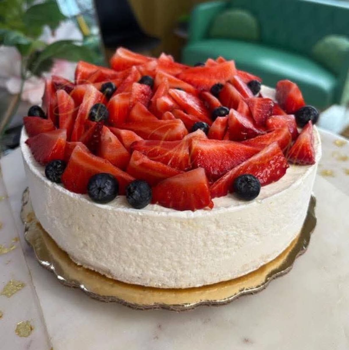 Angélica García Nava busca generar ingresos con la venta de pasteles y postres mientras se prepara para una nueva cirugía por cáncer de mama y cubre gastos que, según relata, no siempre cubre el IMSS. Foto: Lorena Salinas