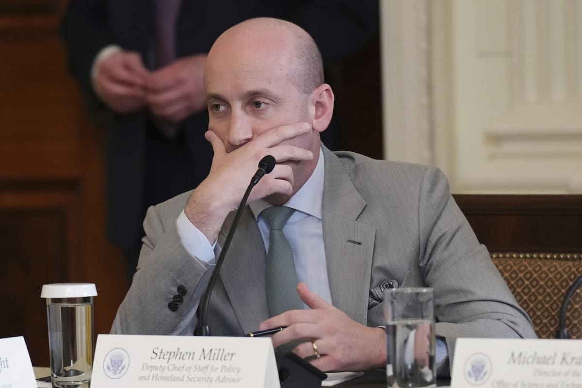 El subjefe de gabinete de la Casa Blanca, Stephen Miller, asiste a un evento de la Comisión Make America Healthy Again (MAHA) en el Salón Este de la Casa Blanca, el jueves 22 de
mayo de 2025, en Washington. | Crédito: AP/Jacquelyn Martin