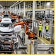General Motors, Ford y Stellantis eliminaron más de 20 mil empleos administrativos en Estados Unidos mientras abrían casi 400 vacantes ligadas a inteligencia artificial, en medio del giro hacia vehículos eléctricos, software y automatización que ya redujo 13 por ciento su plantilla combinada desde 2022
