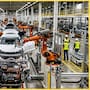 General Motors, Ford y Stellantis eliminaron más de 20 mil empleos administrativos en Estados Unidos mientras abrían casi 400 vacantes ligadas a inteligencia artificial, en medio del giro hacia vehículos eléctricos, software y automatización que ya redujo 13 por ciento su plantilla combinada desde 2022