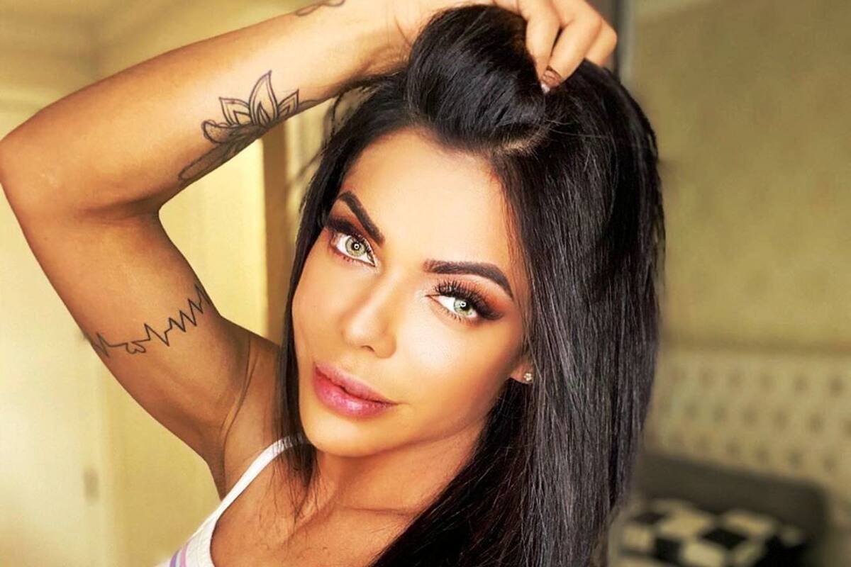 Suzy Cortez sube candente foto usando cubreboca y camisa del América ¡pide quedarse en casa!