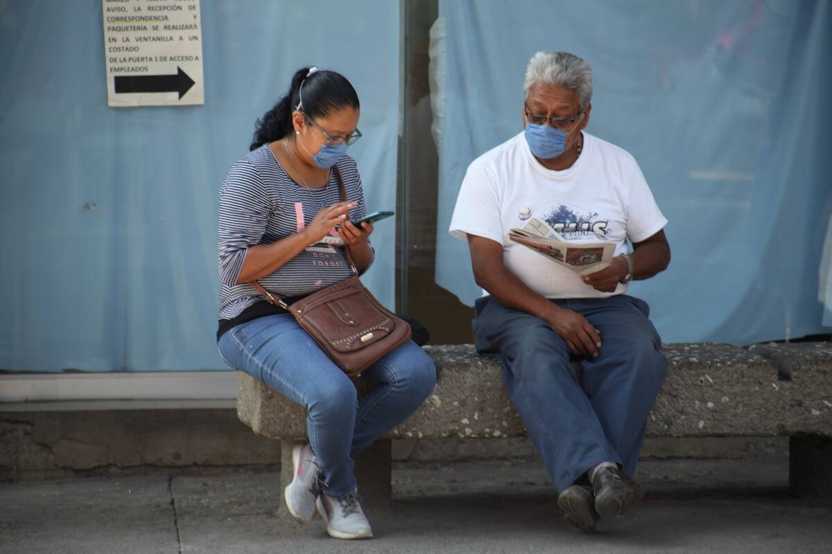 Sexagenarios salen a trabajar por necesidad y adquieren infección