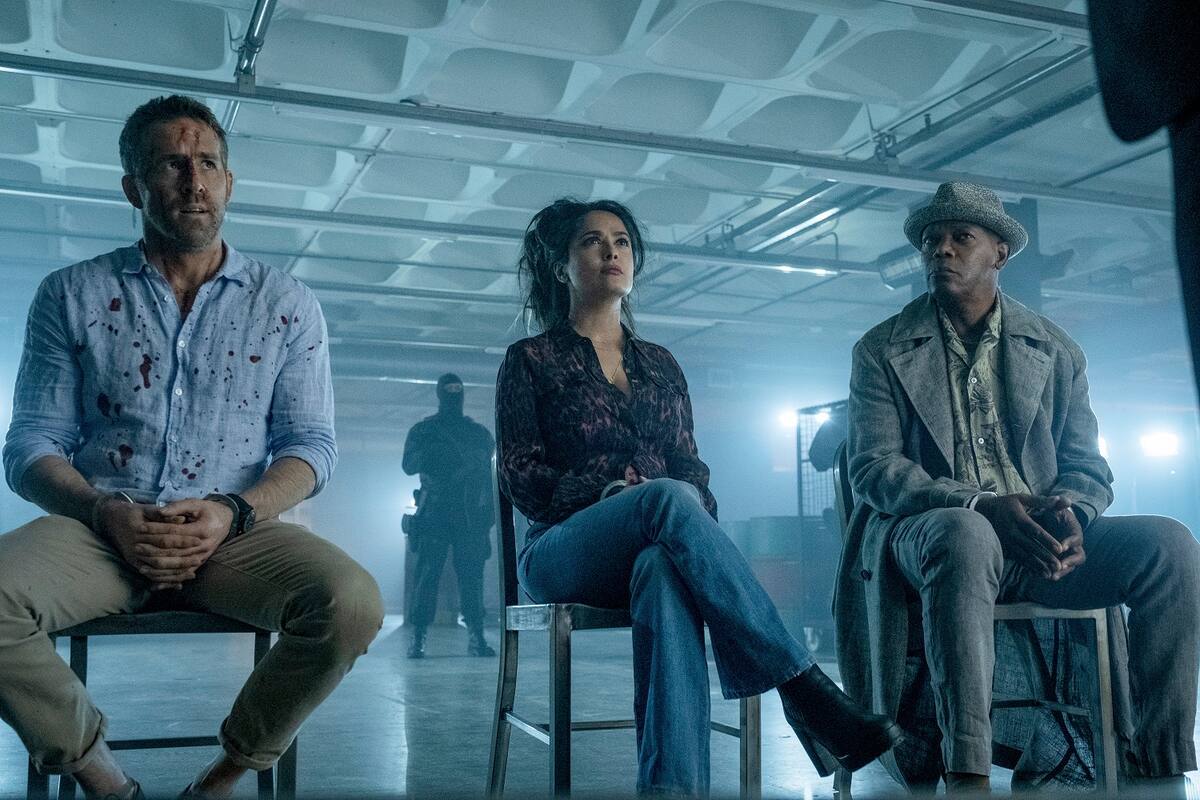 En esta imagen difundida por Lionsgate, Ryan Reynolds, Salma Hayek y Samuel L. Jackson, de izquierda a derecha, en una escena de "The Hitman's Wife's Bodyguard". (David Appleby/Lionsgate via AP)