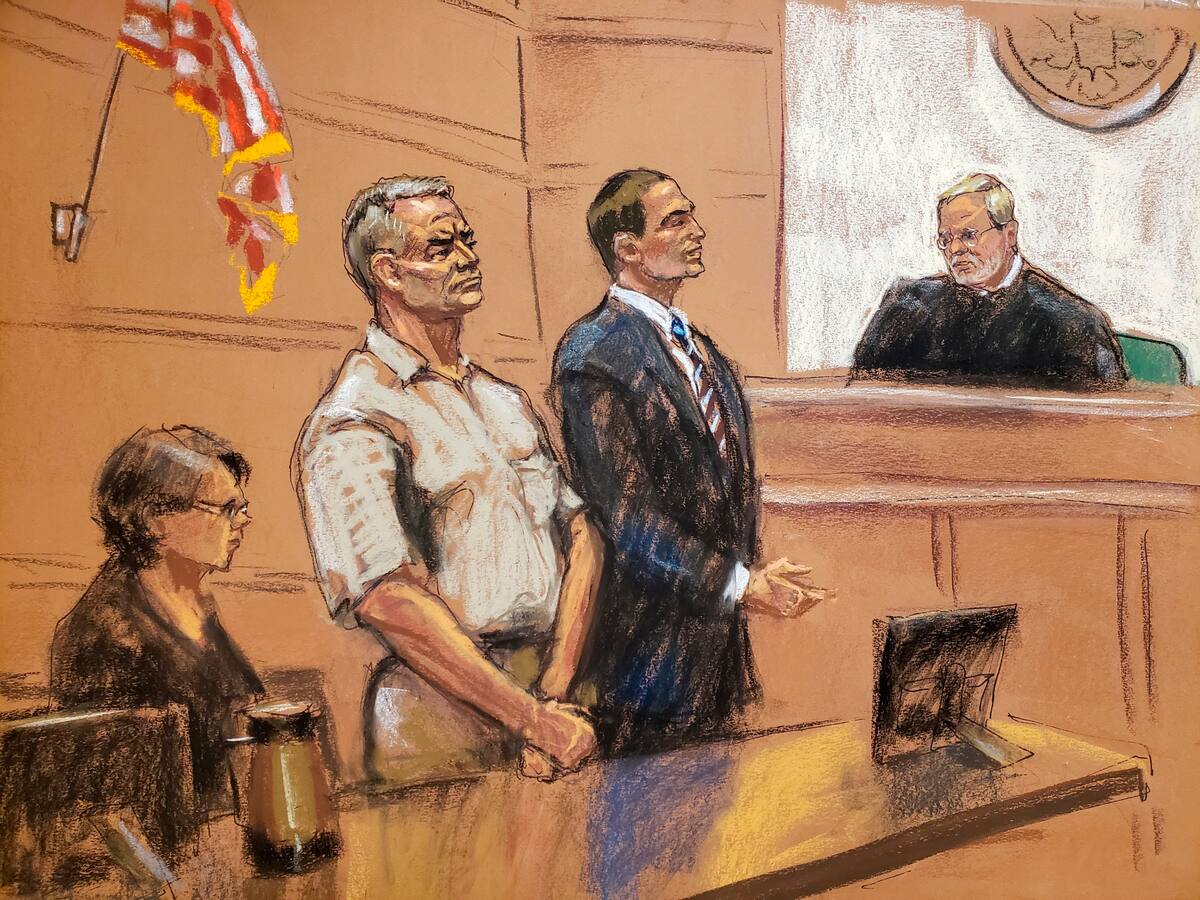 Genaro García Luna (2i), su abogado César de Castro (2d), y la interprete (i), durante su comparecencia ante el juez federal, Brian Cogan (d), este martes en un tribunal de Nueva York García Luna, acusado de narcotráfico en EU, no negocia ningún acuerdo de culpabilidad con las autoridades y no aceptó sobornos, según su abogado César de Castro. EFE/ Jane Rosenberg /SOLO USO EDITORIAL/NO VENTAS