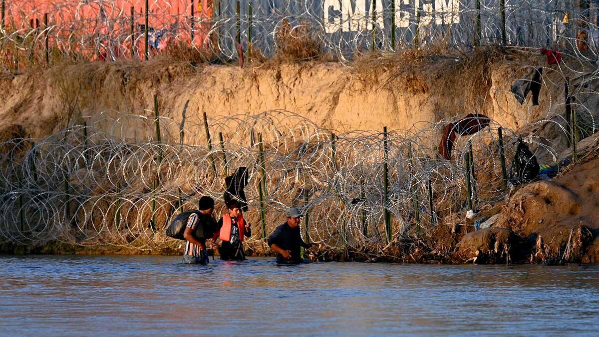 Migrantes tratando de cruzar por el Río Bravo. / El Universal.