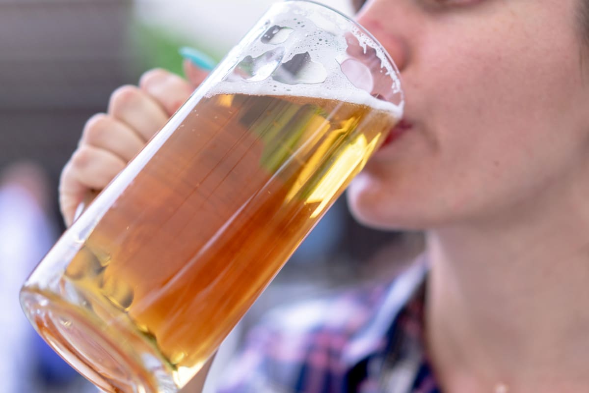 Un vaso de vino o una cerveza al día pueden parecer inofensivos, pero un nuevo estudio los relaciona con un mayor riesgo de morir por cáncer de mama, colon e hígado, entre otros