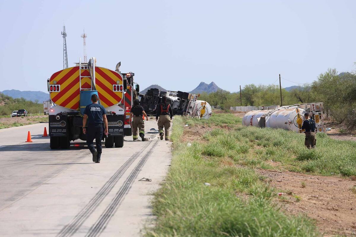 Sin lesiones para el conductor, pero con ligera fuga de combustible; bomberos y Guardia Nacional en el lugar. Foto: Julián Ortega