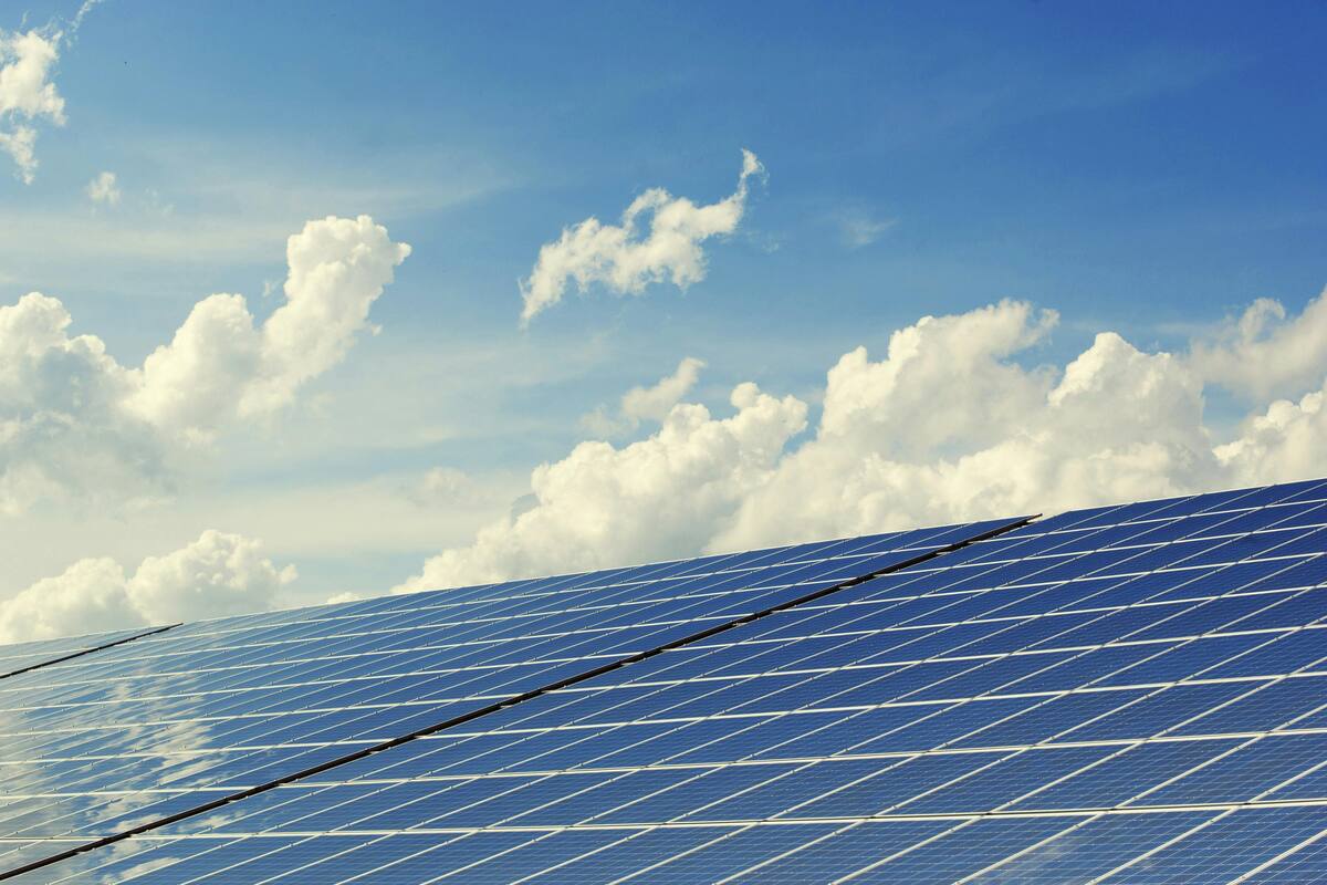 ¿Qué pasaría si llenaran el desierto con paneles solares?