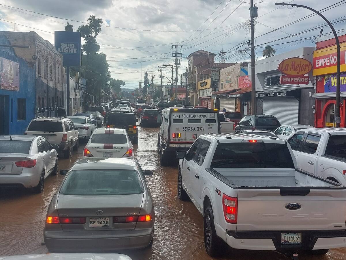 Los grandes encharcamientos, en las principales arterias viales que trastocan la movilidad ciudadana, incluso de varias horas, son recurrentes cada vez que llueve copiosamente en Nogales / Foto: Marco Manríquez