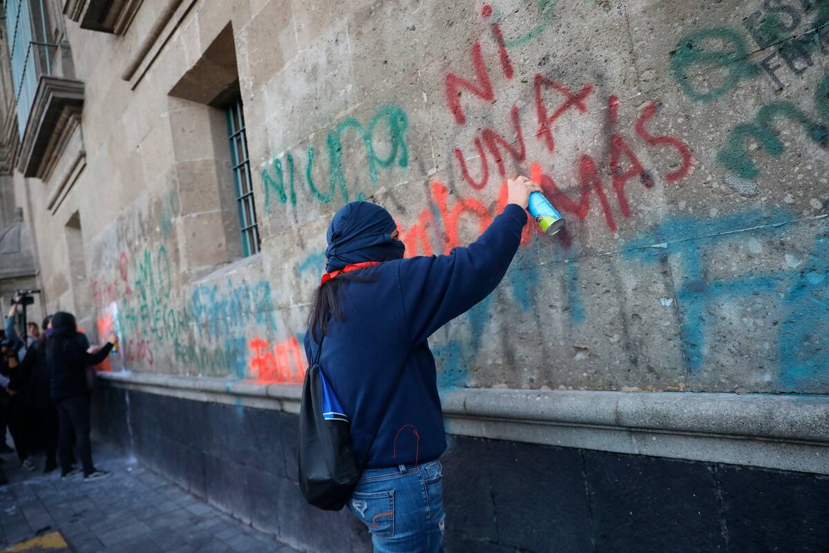 Manifestantes dañan Palacio Nacional con aerosol, cera y calcomanías