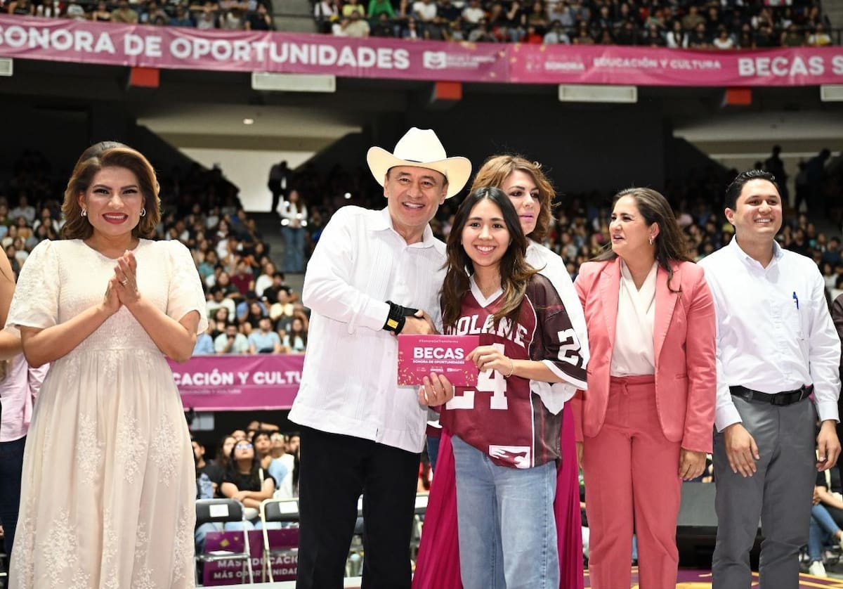 Durazo encabezó en Hermosillo la entrega de apoyos económicos para estudiantes de universidades públicas. FOTO: ESPECIAL