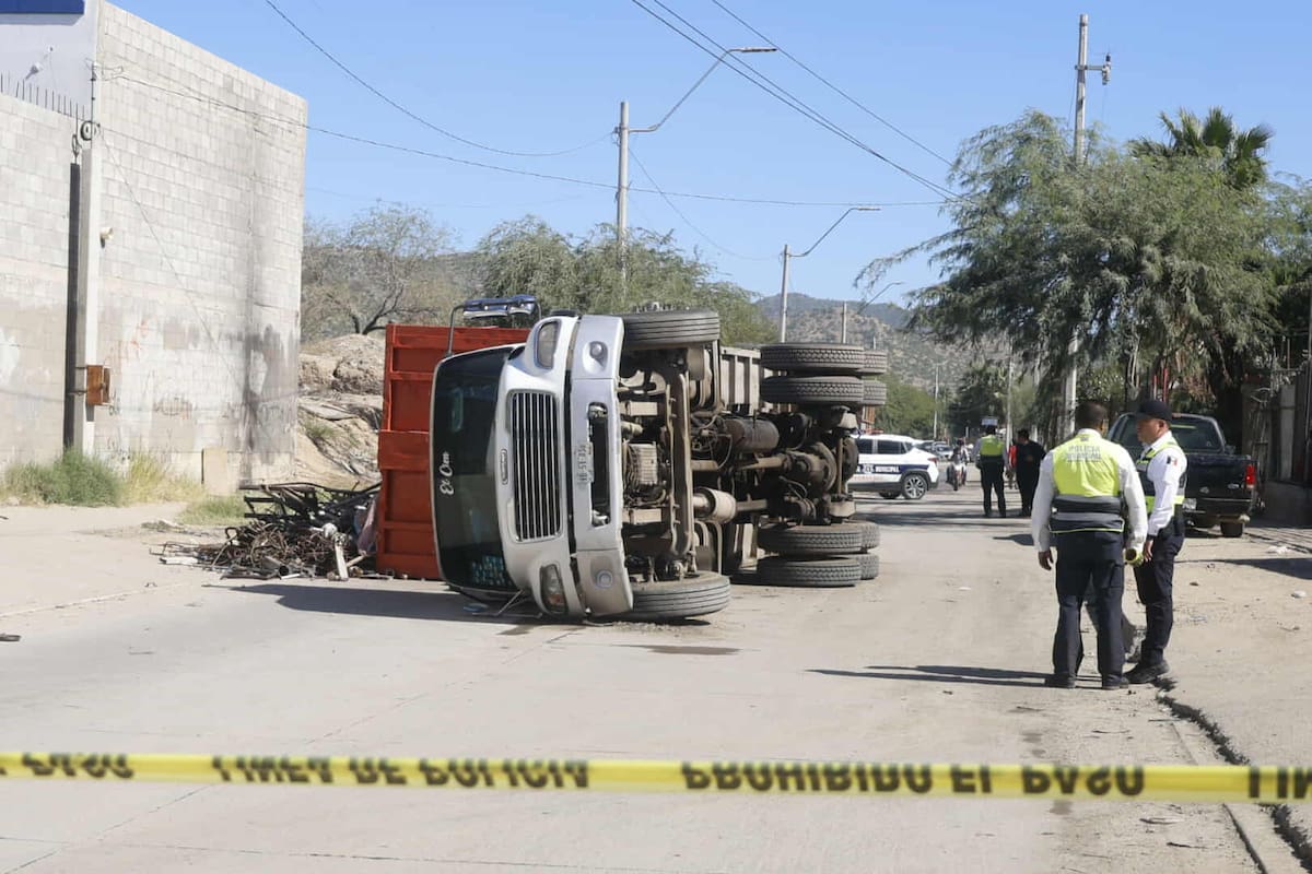 Se vuelca camión con fierro viejo al intentar ingresar a recicladora en Hermosillo
