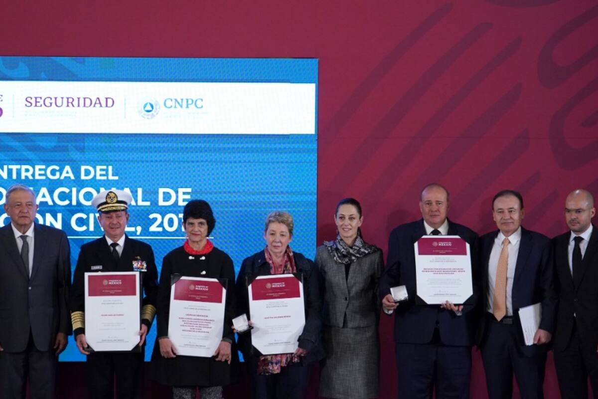López Obrador entrega Premio Nacional de Protección Civil 2019