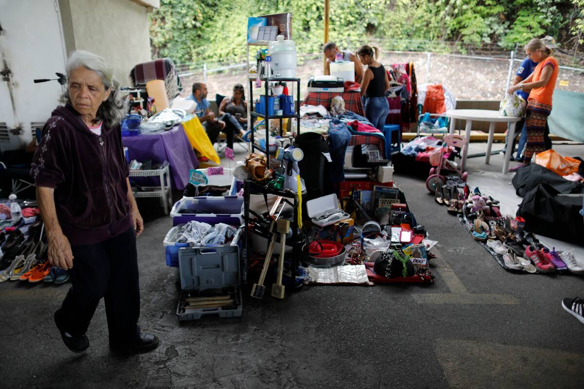Para huir del país, venezolanos venden sus pertenencias