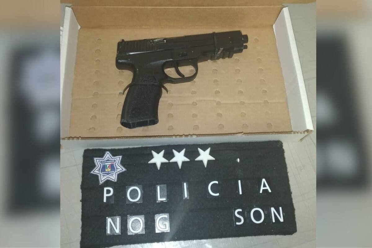 Detienen a menor con réplica de arma de fuego afuera de secundaria tras disturbio estudiantil