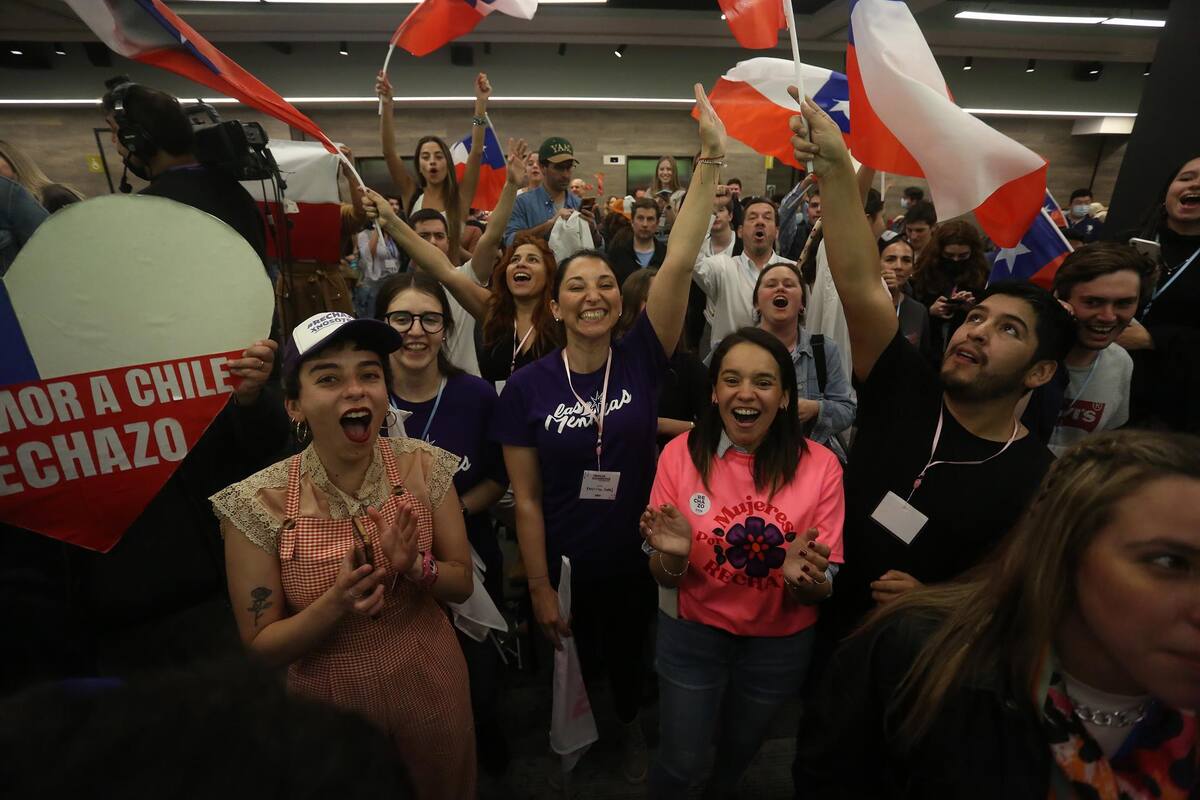 Chile rechaza con un aplastante 62.2 % la propuesta de nueva Constitución y mantiene la de la dictadura de Augusto Pinochet