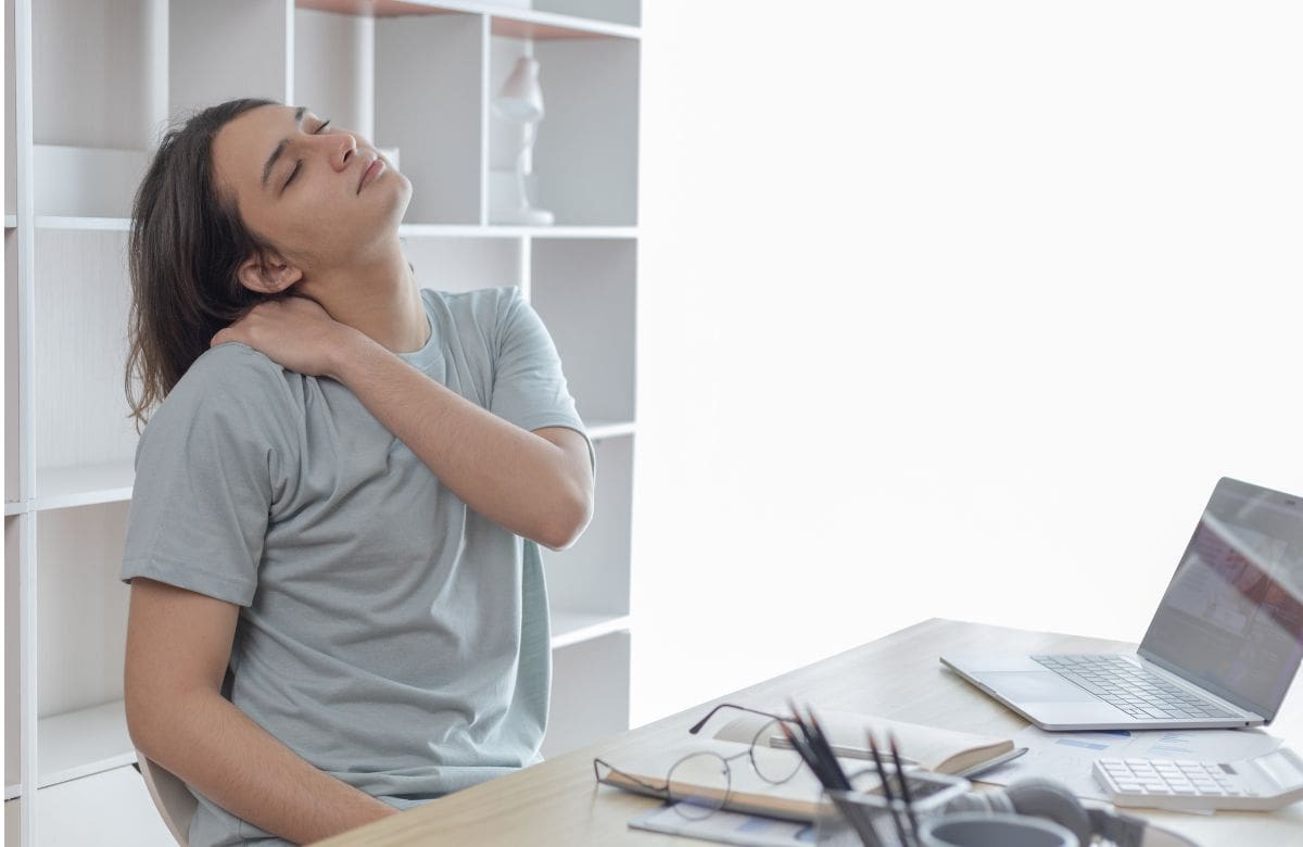 Sentarse con la espalda recta podría influir en tu estado de ánimo y en la forma en que tomas decisiones, según la ciencia | Foto: Especial (canva)