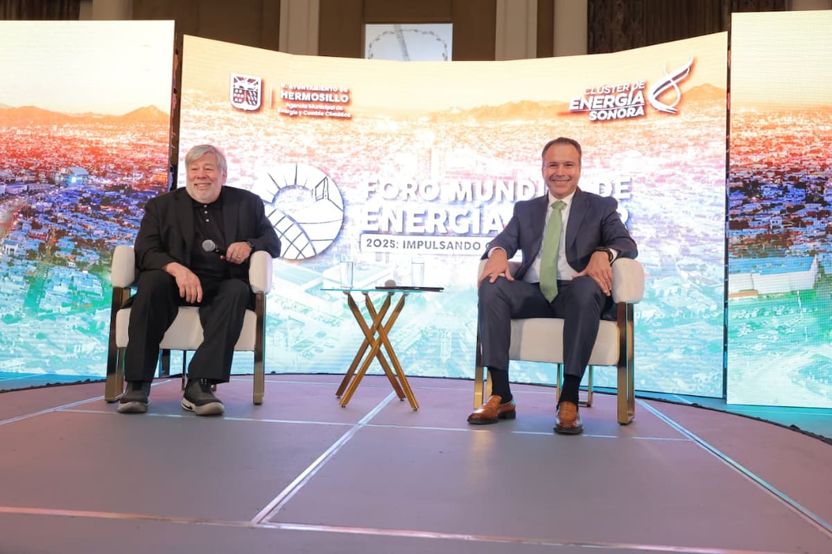 El alcalde Antonio Astiazarán junto a Steve Wozniak durante el Foro Mundial de Energía Solar 2025 en Hermosillo. FOTOS: JULIÁN ORTEGA