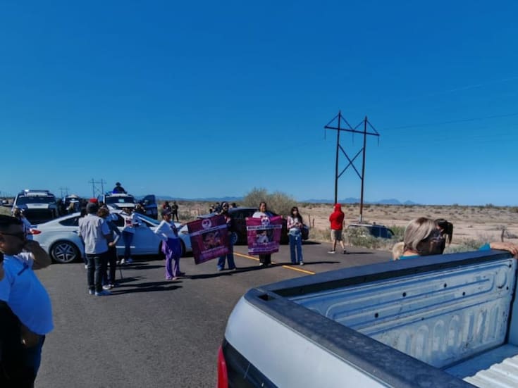 Madres Buscadoras de Sonora bloquean carretera en Hermosillo por falta de apoyo de la Fiscalía; autoridades se reunen con el colectivo