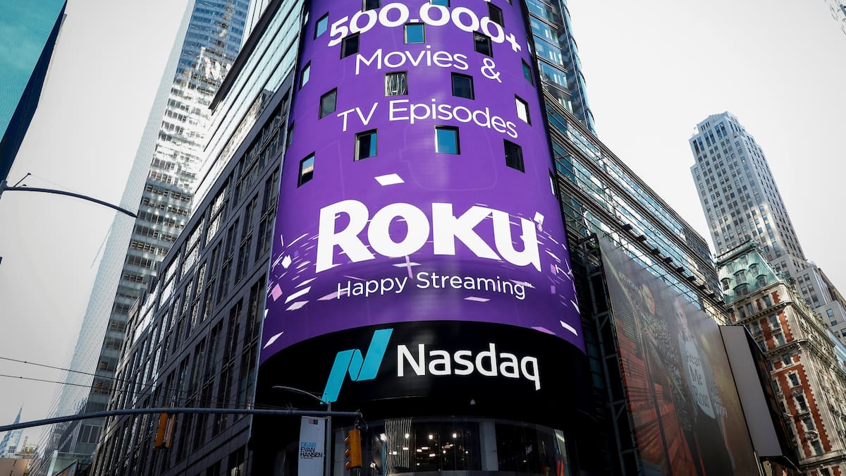 Fox compra Roku por 22 mil millones de dólares para ganar escala inmediata en el streaming, unir su contenido deportivo y noticioso con una plataforma que llega a 100 millones de usuarios y competir de forma directa con Netflix, YouTube y Amazon en un mercado cada vez más concentrado