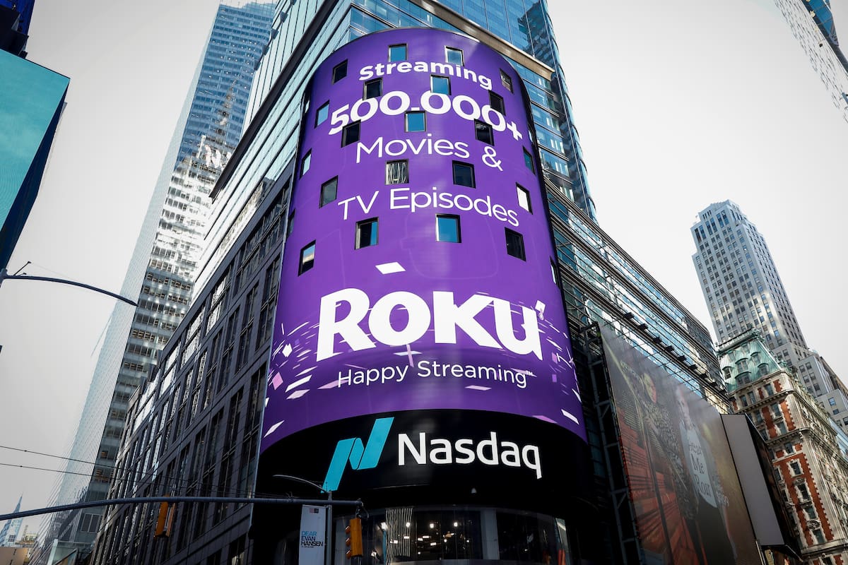 Fox compra Roku por 22 mil millones de dólares para ganar escala inmediata en el streaming, unir su contenido deportivo y noticioso con una plataforma que llega a 100 millones de usuarios y competir de forma directa con Netflix, YouTube y Amazon en un mercado cada vez más concentrado