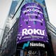 Fox compra Roku por 22 mil millones de dólares para ganar escala inmediata en el streaming, unir su contenido deportivo y noticioso con una plataforma que llega a 100 millones de usuarios y competir de forma directa con Netflix, YouTube y Amazon en un mercado cada vez más concentrado