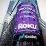 Fox compra Roku por 22 mil millones de dólares para ganar escala inmediata en el streaming, unir su contenido deportivo y noticioso con una plataforma que llega a 100 millones de usuarios y competir de forma directa con Netflix, YouTube y Amazon en un mercado cada vez más concentrado